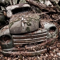Verlassener Autofriedhof